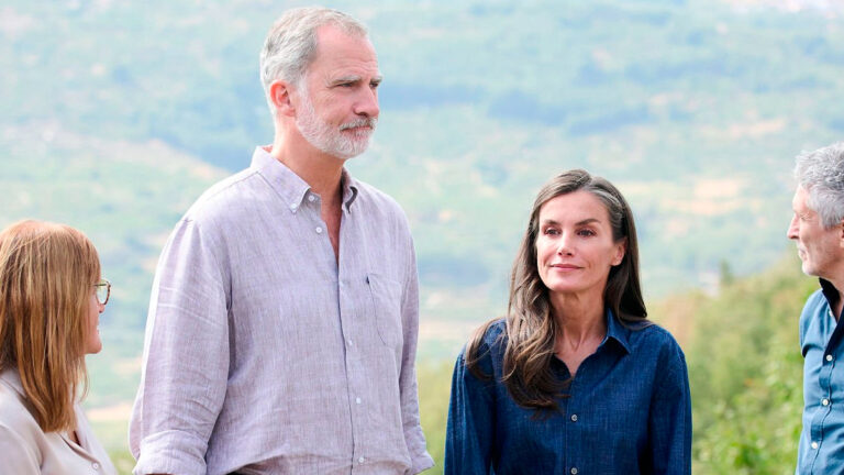 PHOTOS: King Felipe and Queen Letizia Visit Fire-Hit Areas After Spain’s Wildfires King Felipe and Queen Letizia Visit Fire-Hit Areas