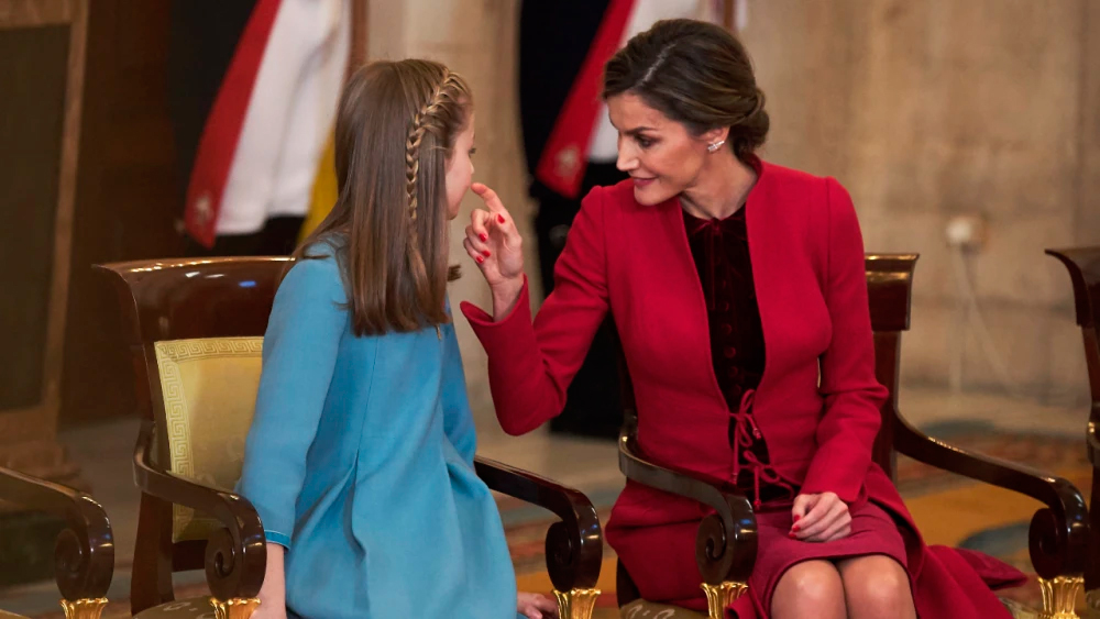 Queen Letizia once wore cherry red nail polish.