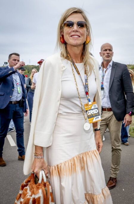 Coat Outfits Ideas: Elegant Trench Over White Blouse » Pin Posts