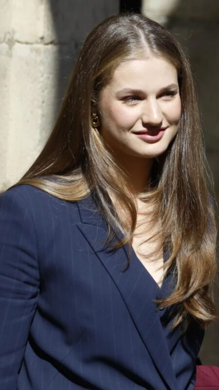 Jacket Outfit Ideas: Navy Striped Blazer & Wide-Leg Trousers » Pin Posts