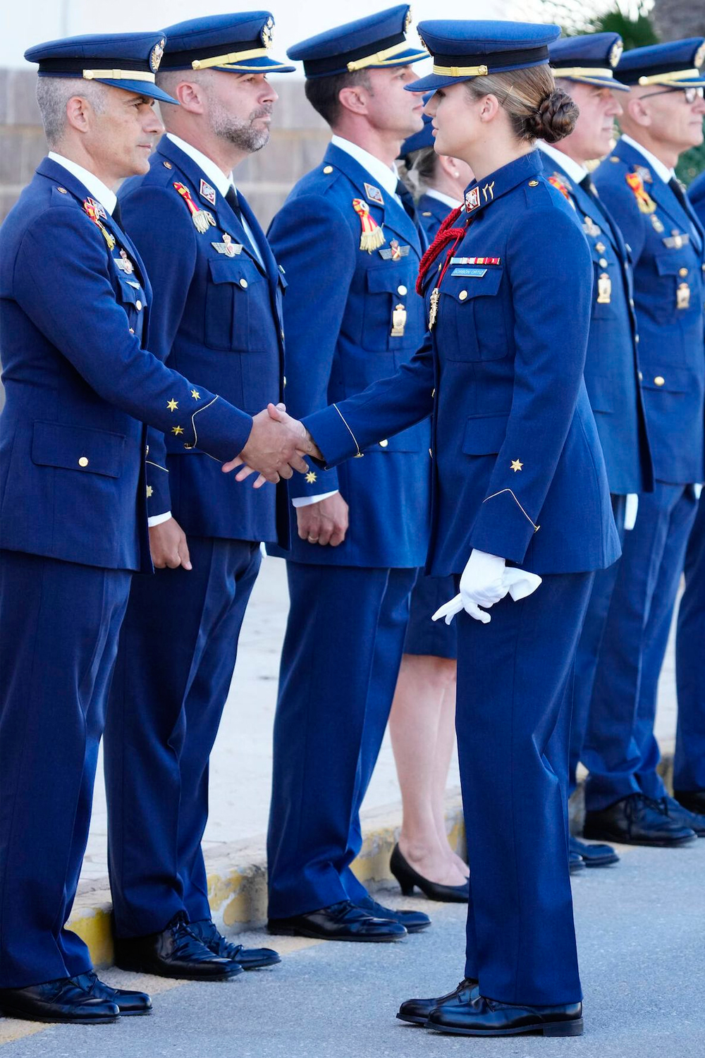 Princess Leonor waving upon her arrival at the Air Force Academy.