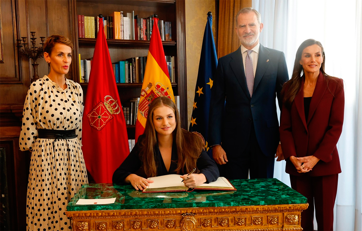 Princess Leonor signs the guest book at the Government Palace of Navarra