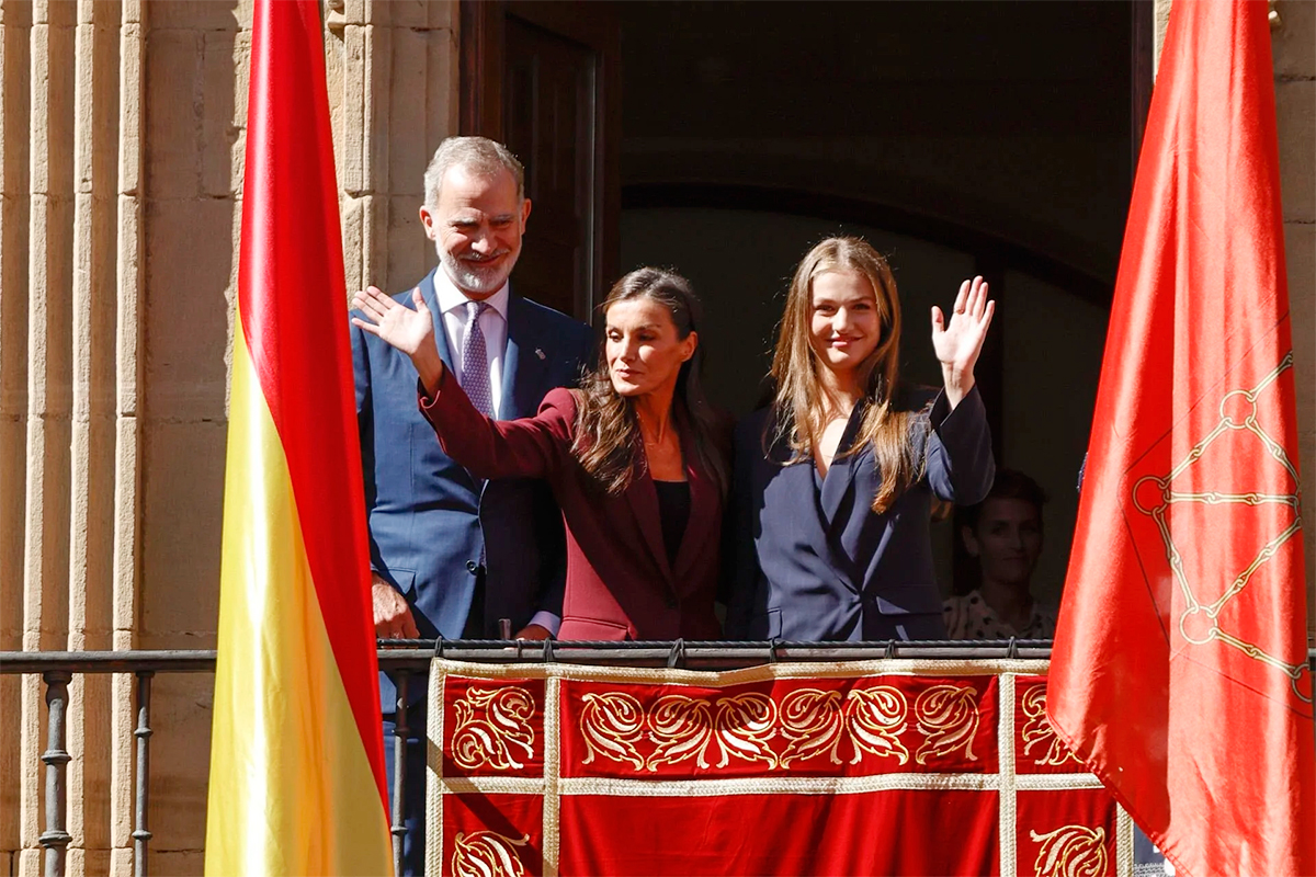 Leonor with her parents on the balcony of the Government Palace of Navarra