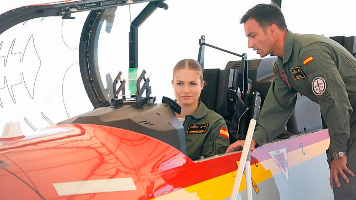 Princess Leonor takes her first flight training step