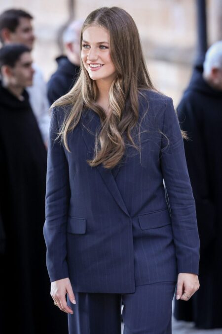 Work Outfits Ideas For Women: Striped Navy Suit & Accessories » Pin Posts