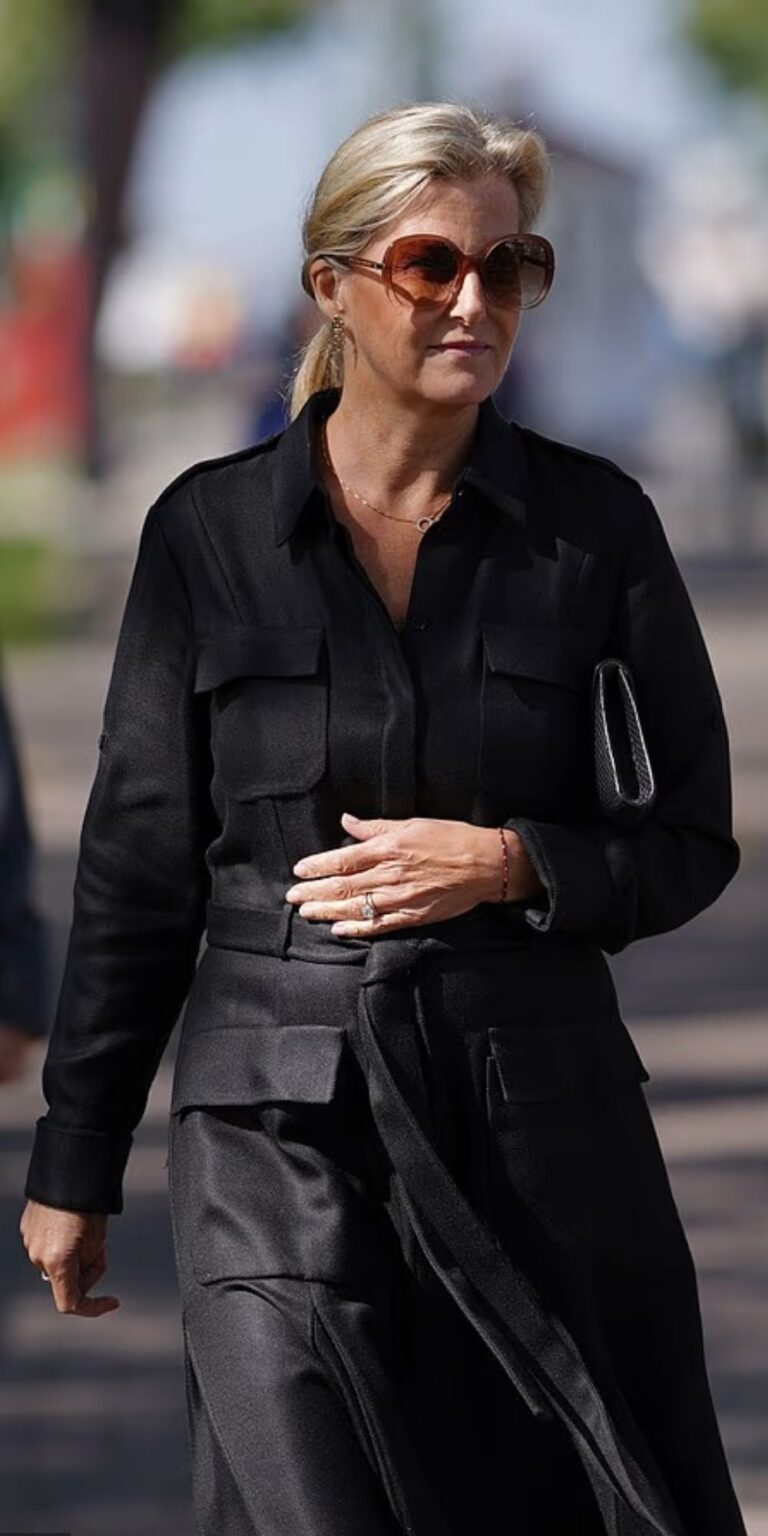 Work Outfits Ideas For Women: Structured Shirt Dress & Classic Accessories » Pin Posts