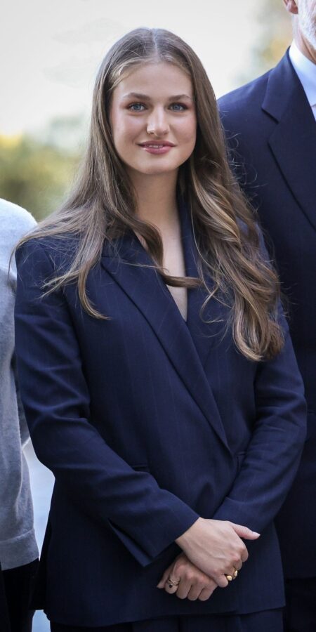 Work Outfits Ideas For Women: Tailored Navy Suit & Heeled Pumps » Pin Posts