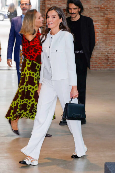 Work Outfits Ideas For Women: Crisp White Suit & Low Heels » Pin Posts