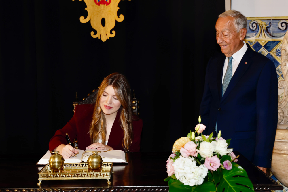 Infanta Sofia signing the guest book.