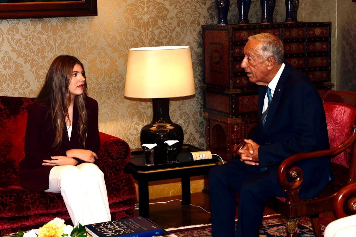 Infanta Sofia conversing with the President of Portugal.