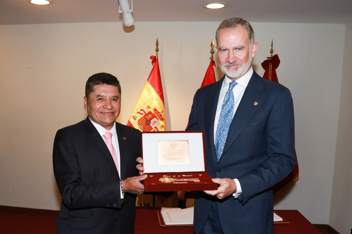 The King receives the keys to the city of Arequipa from its mayor.