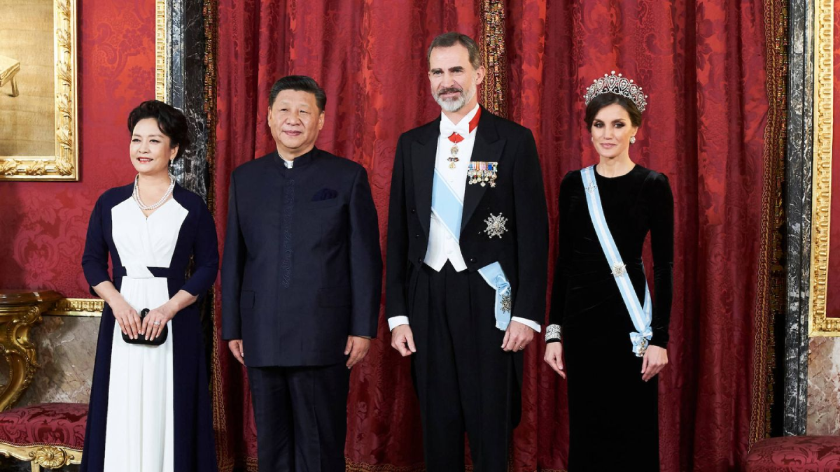King Felipe and Queen Letizia with Xi Jinping and his wife, Peng Liyuan, in 2018. 
