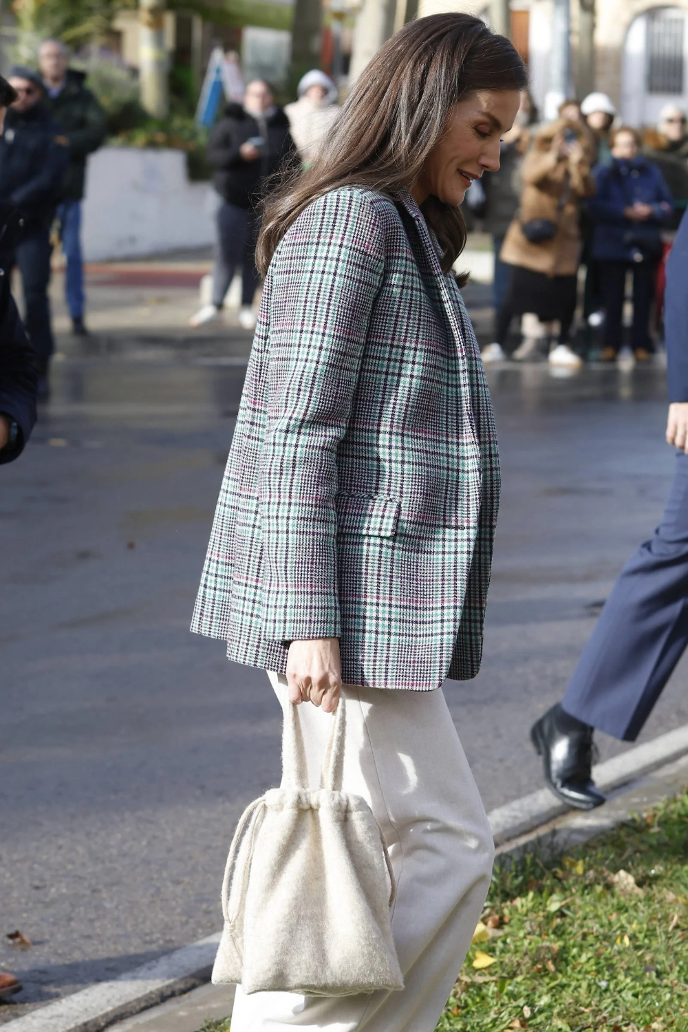 Queen Letizia chose a handcrafted Wooldreamers bag. 