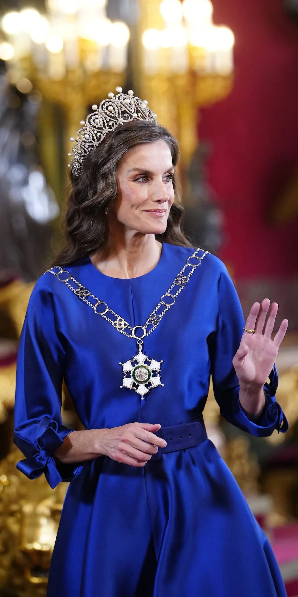 Queen Letizia wore the insignia and necklace of the Order of Oman on her chest.