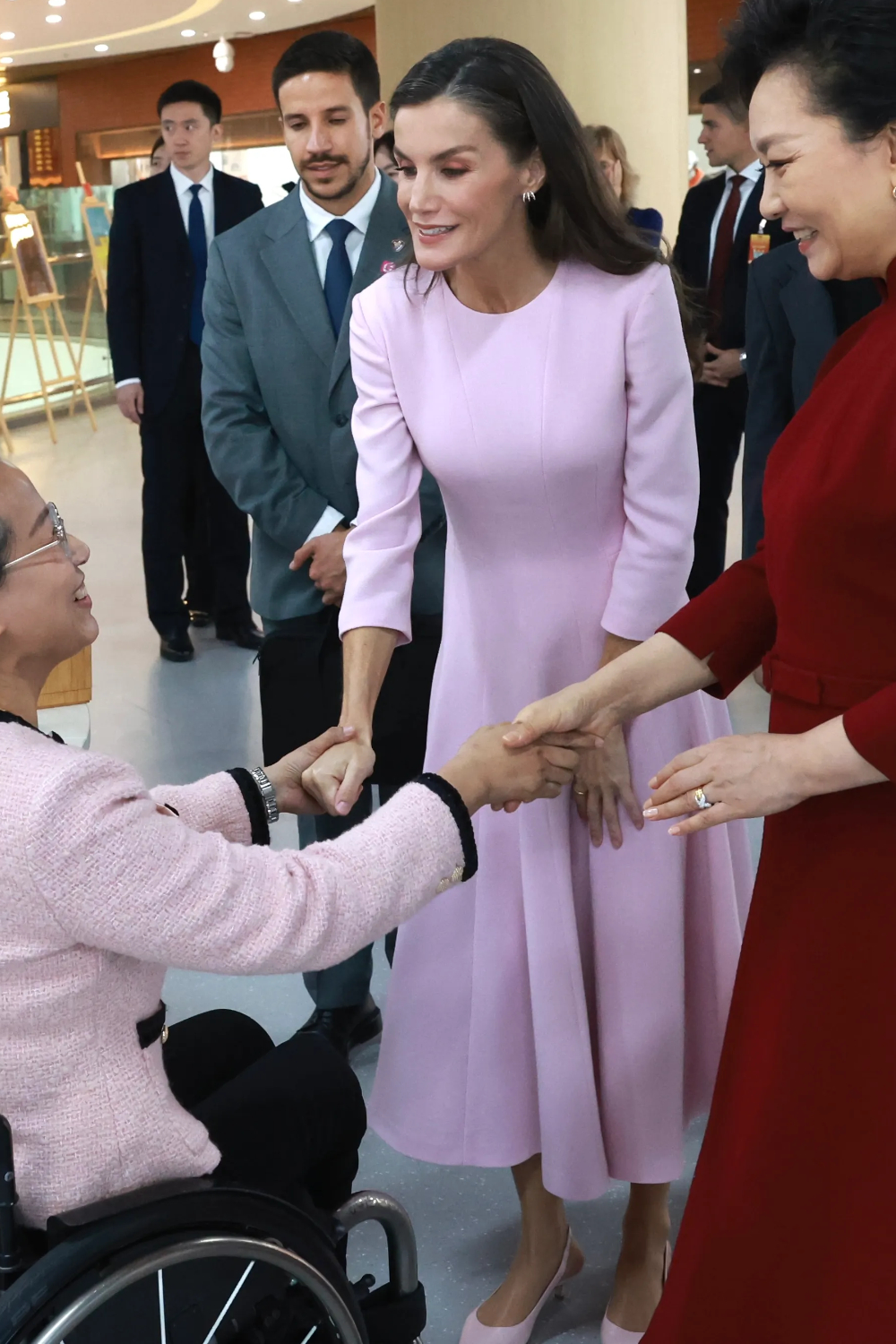 Queen Letizia wears a new powder pink dress
