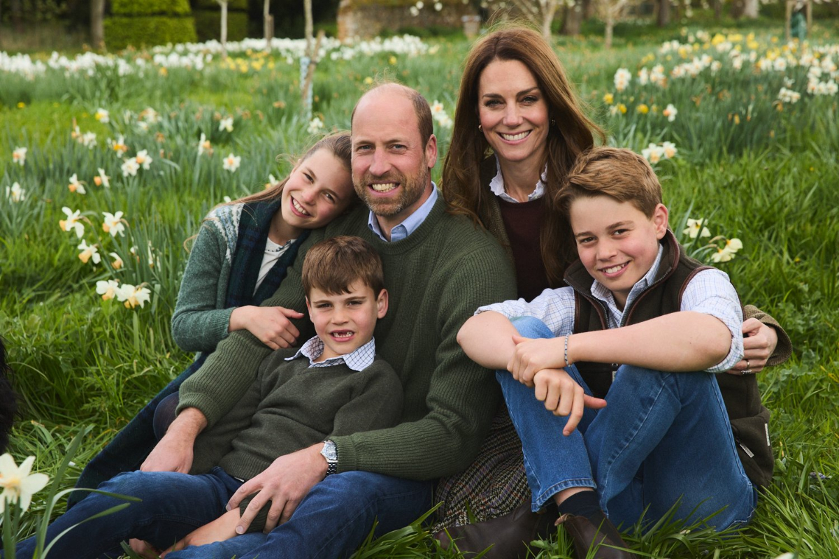 How do the Christmas Cards From the Princes of Wales and the Dukes of Sussex Differ? William & Kate's Christmas Card