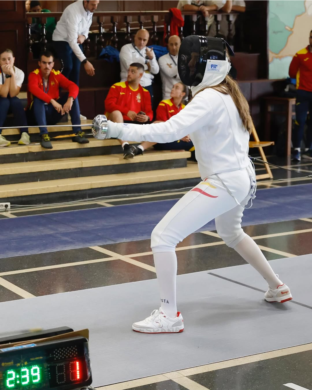 What did Princess Leonor Do in 2025? The Royal Family Summarizes Its Year in 20 Photos Leonor demonstrating her passion for fencing at the Military Academy.