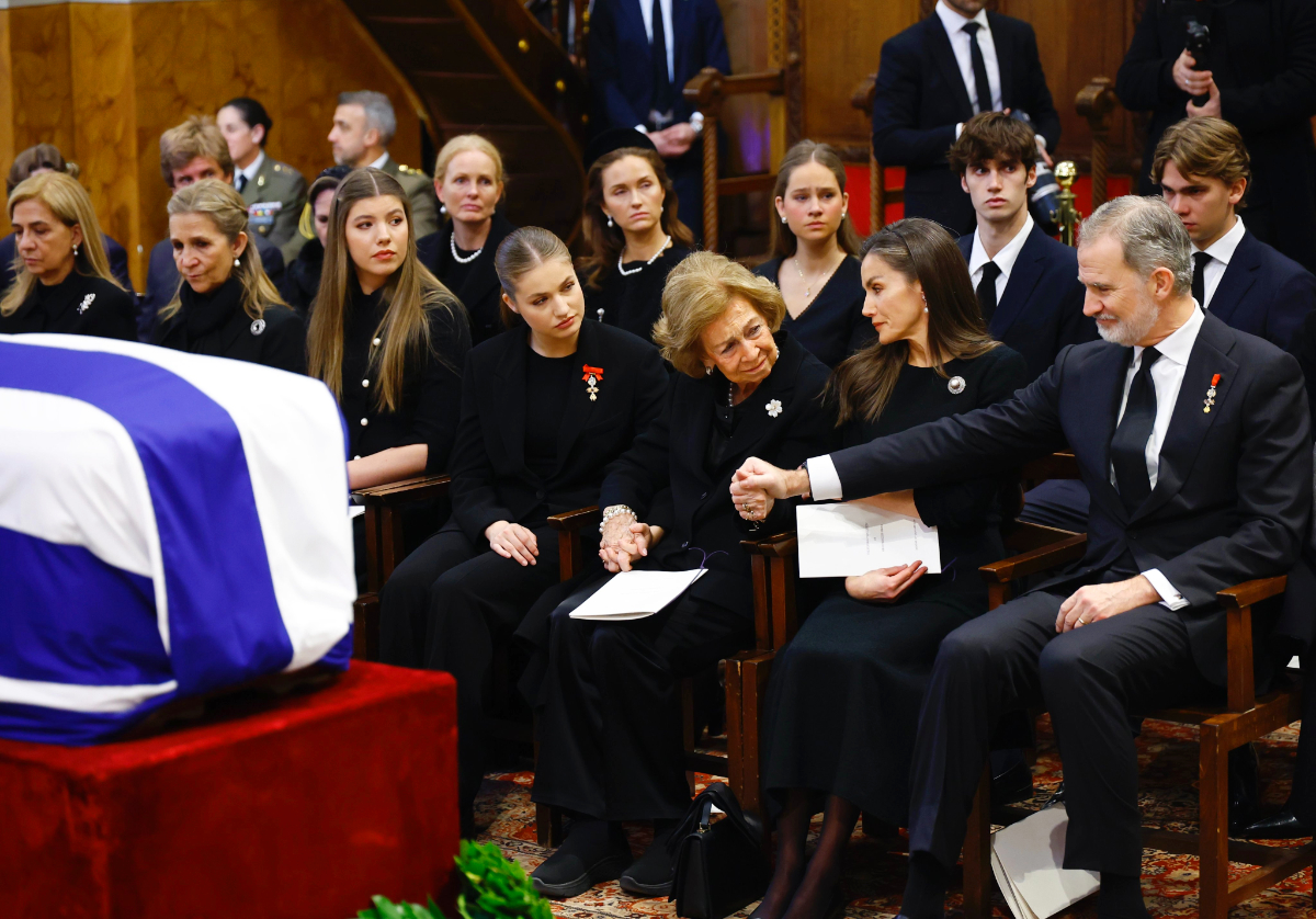 The Most Moving Moment at Princess Irene's Funeral: Leonor Comforting Her Tearful Grandmother Sofia King Felipe takes his mother's hand to comfort her.