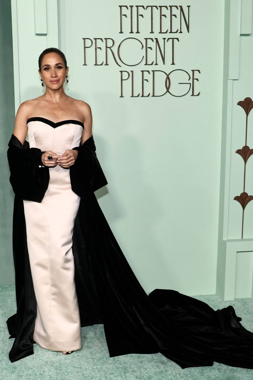 Meghan Markle's Glamorous Return: How She Shone at the Los Angeles Charity Gala Meghan Markle attended the Fifteen Percent Pledge Gala