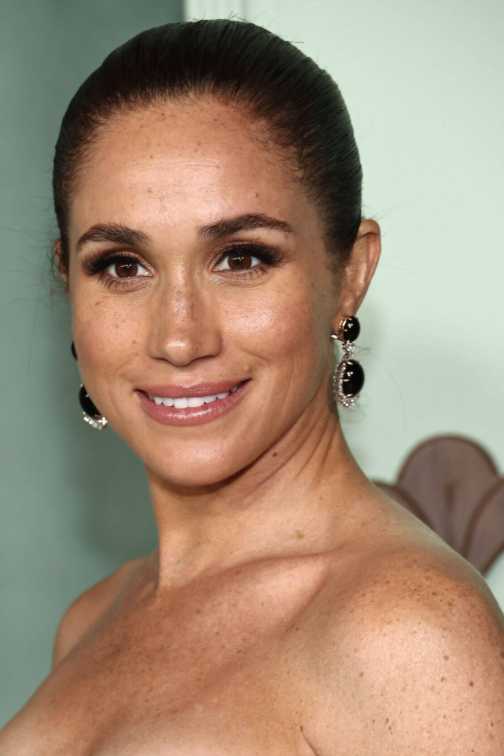 Meghan Markle's Glamorous Return: How She Shone at the Los Angeles Charity Gala Meghan Markle Stuns in Harbison Studio Gown at LA Gala