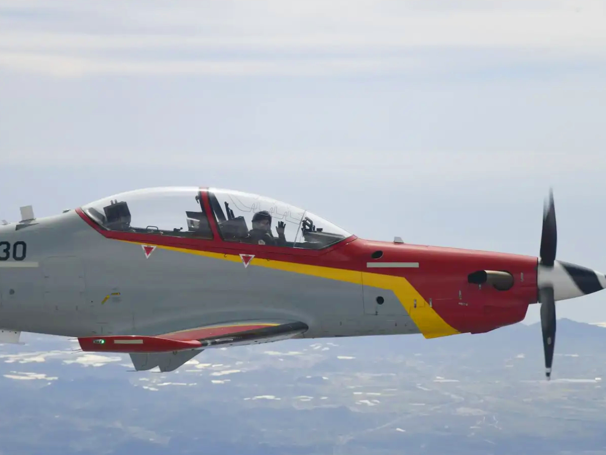 Princess Leonor's Solo Flight and the Cockpit Wave That Will Be Remembered for Years Princess Leonor waves from the cockpit.