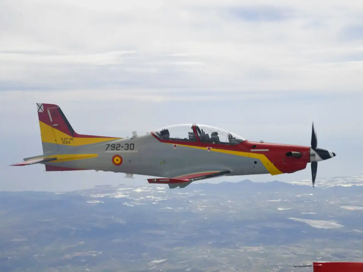 Princess Leonor's Solo Flight and the Cockpit Wave That Will Be Remembered for Years Princess Leonor flying a Pilatus PC-21.