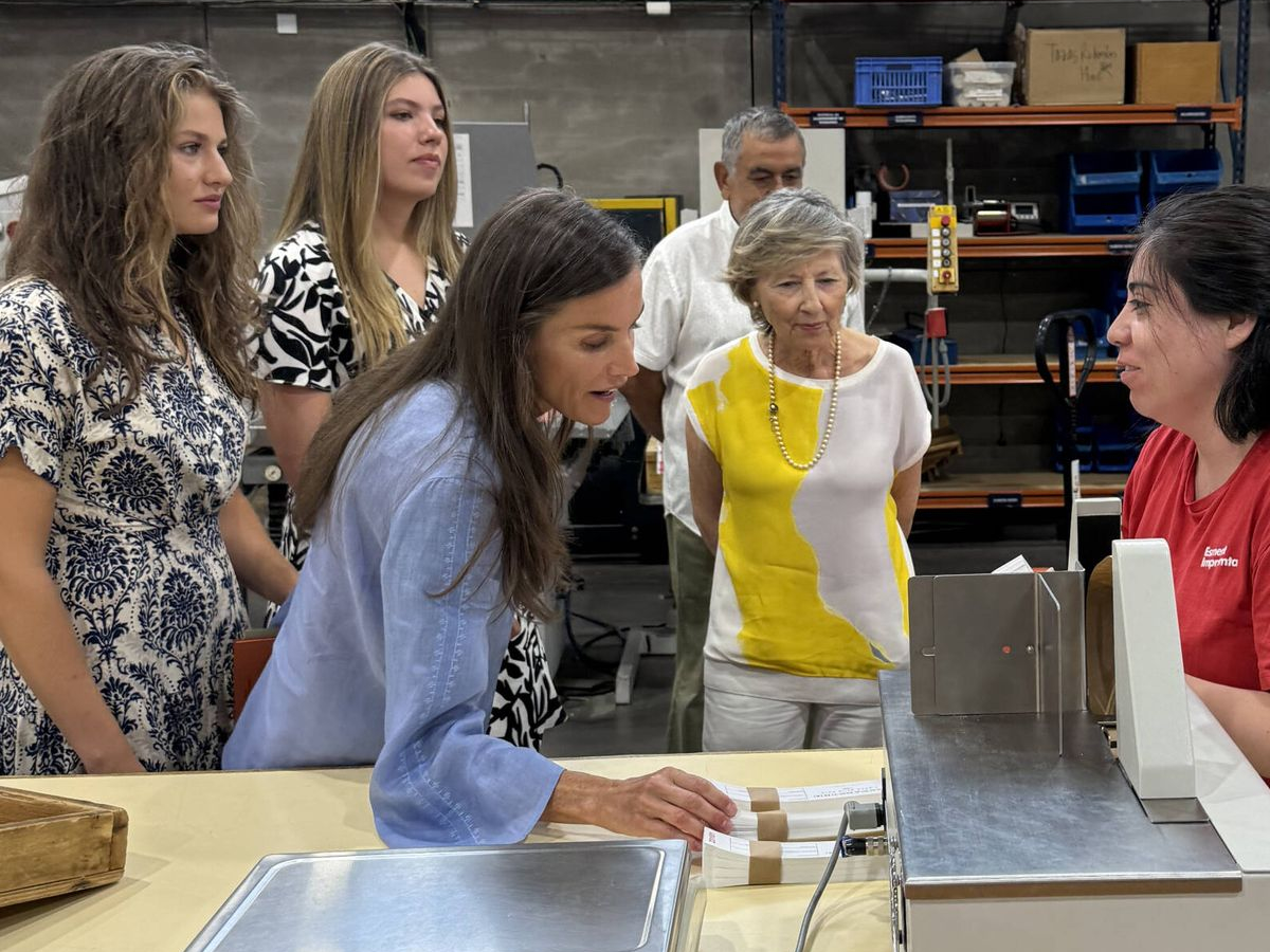 Queen Letizia, Princess Leonor and Infanta Sofia Visit Casa Esment The Queen and her daughters at the Esment Foundation in Mallorca. (CasaReal)