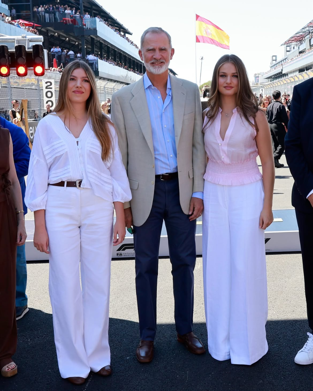 Leonor and Sofia Reveal Their Personal Styles During a Relaxed Madrid F1 Outing Infanta Sofia, King Felipe, and Princess Leonor at the F1 race. (Agency)
